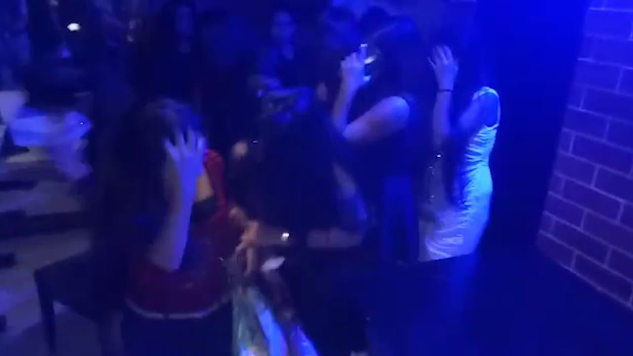 ನಗರದ ಪ್ರಮುಖ ಪ್ರದೇಶಗಳ ಬಾರ್, ಪಬ್ ಗಳ ಮೇಲೆ ರೇಡ್ ನಗರದ ಪ್ರಮುಖ ಪ್ರದೇಶಗಳ ಬಾರ್, ಪಬ್ ಗಳ ಮೇಲೆ ರೇಡ್