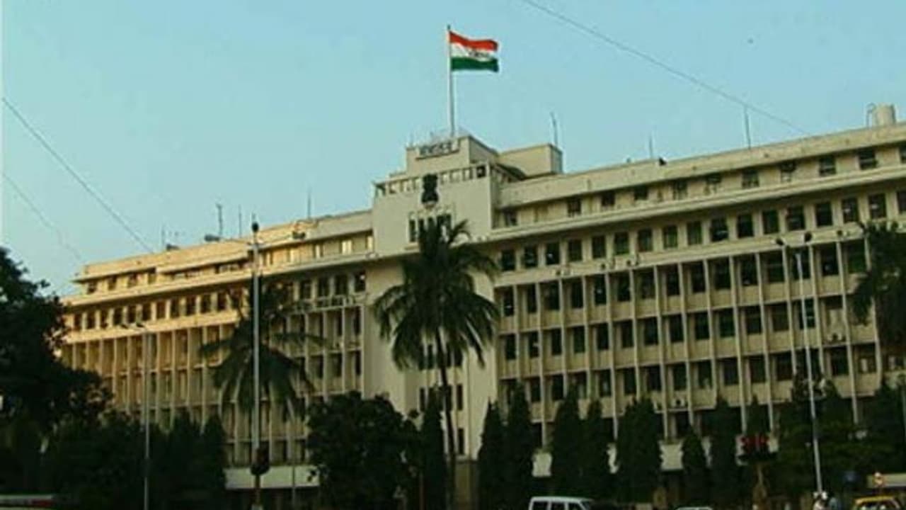 సెక్రటేరియట్ లో నానా హంగామా చేసిన పోలీసు భార్య సెక్రటేరియట్ లో నానా హంగామా చేసిన పోలీసు భార్య