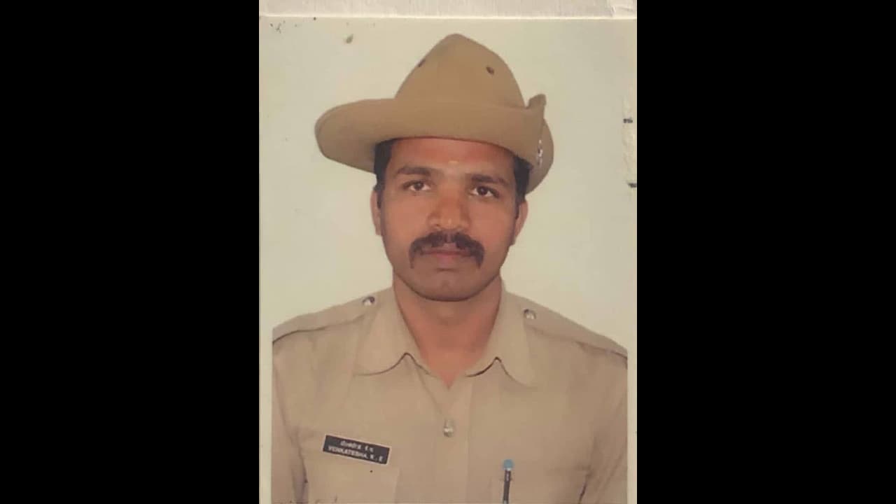 ಮೂಡ್ನಲ್ಲಿ ಮೊಬೈಲ್ ಕಳ್ಳನನ್ನು ಹಿಡಿದ ಪೇದೆಗೆ ಹನಿಮೂನ್ ಪ್ಯಾಕೇಜ್! ಮೂಡ್ನಲ್ಲಿ ಮೊಬೈಲ್ ಕಳ್ಳನನ್ನು ಹಿಡಿದ ಪೇದೆಗೆ ಹನಿಮೂನ್ ಪ್ಯಾಕೇಜ್!