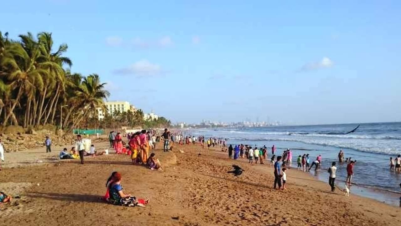 ముంబై జుహు బీచ్ లో ప్రమాదం, నలుగురు యువకులు మృతి ముంబై జుహు బీచ్ లో ప్రమాదం, నలుగురు యువకులు మృతి