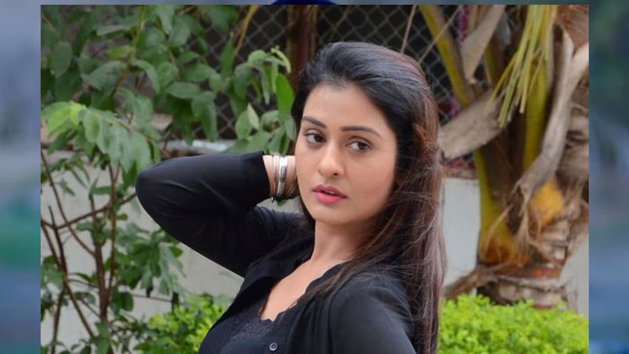 లిప్ లాక్ సీన్స్ చేయడం తప్పనిపించలేదు.. ప్రభాస్ తో కూడా నటిస్తా లిప్ లాక్ సీన్స్ చేయడం తప్పనిపించలేదు.. ప్రభాస్ తో కూడా నటిస్తా