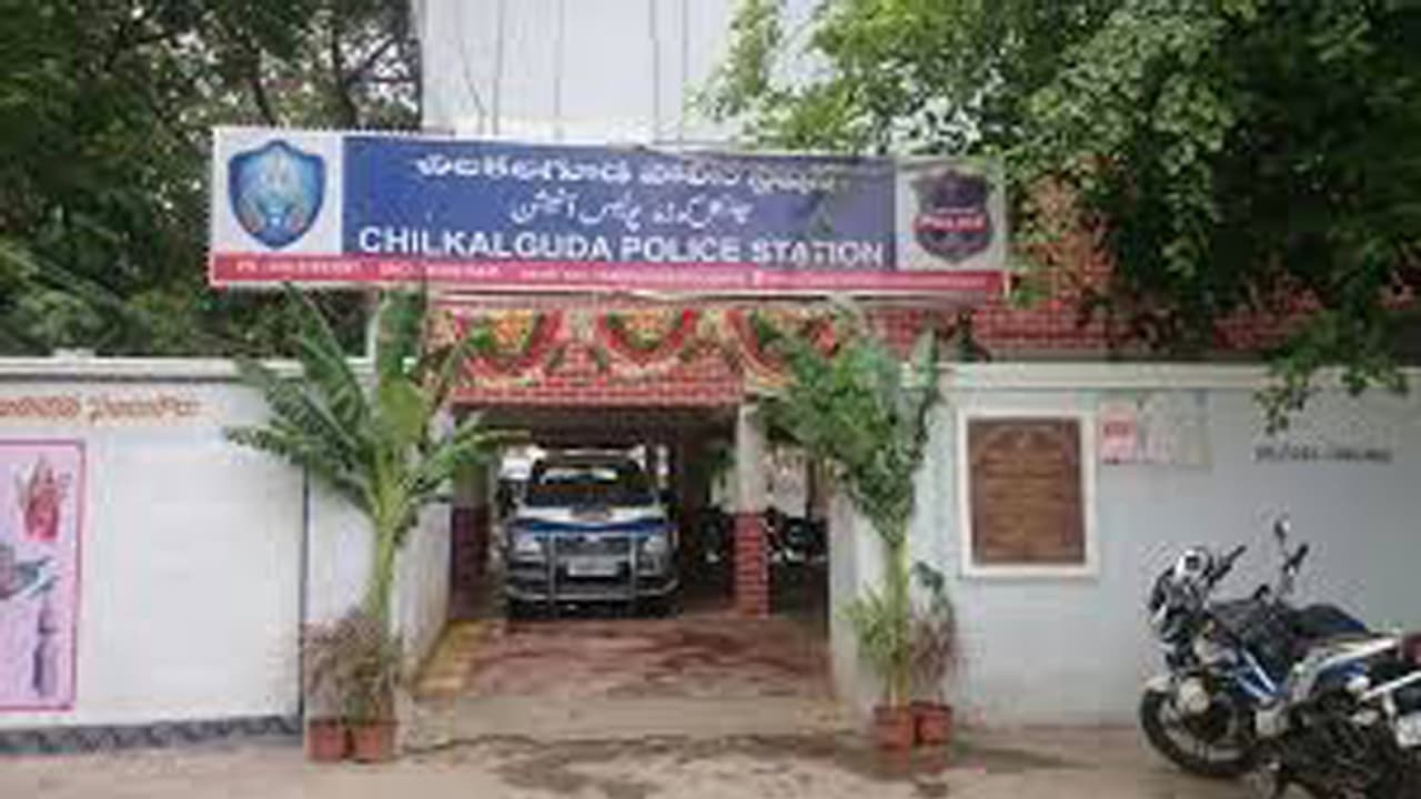 చిలకలగూడ ఎస్సై సస్పెన్షన్, లంచం డిమాండ్ చేసినందుకు..... చిలకలగూడ ఎస్సై సస్పెన్షన్, లంచం డిమాండ్ చేసినందుకు.....