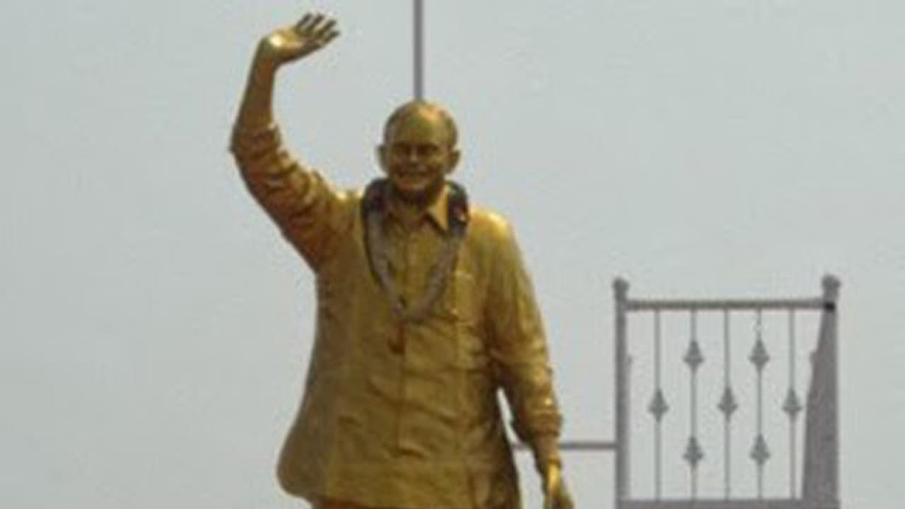 శ్రీకాకుళంలో వైఎస్ విగ్రహం ధ్వంసం, ఉద్రిక్తత