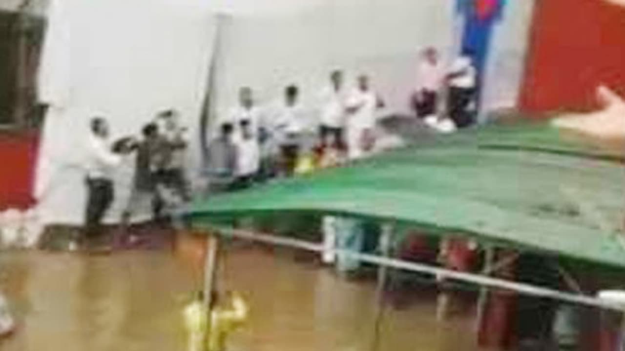 అసెంబ్లీ వాయిదా: డ్రైనేజీలో బీరు సీసాలు, విపక్షాల ఆగ్రహం