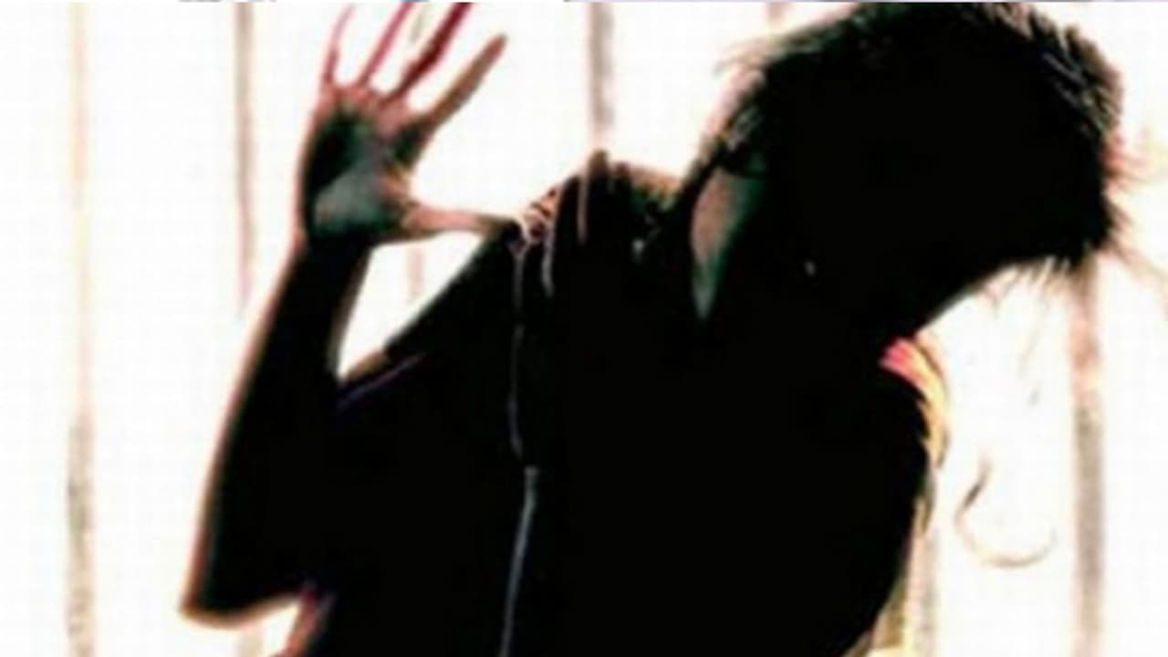 నీ వల్లే కుక్క చనిపోయిందని..పనిమనిషికి చిత్రహింసలు..గాయాలతో మరణం నీ వల్లే కుక్క చనిపోయిందని..పనిమనిషికి చిత్రహింసలు..గాయాలతో మరణం