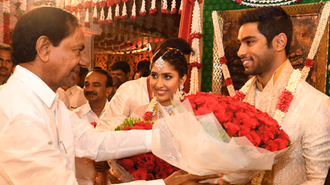 చేవేళ్ల ఎంపీ కొడుకు అనిందిత్ రెడ్డితో శ్రియా భూపాల్ పెళ్లి: కేసీఆర్, సినీ తారలు చేవేళ్ల ఎంపీ కొడుకు అనిందిత్ రెడ్డితో శ్రియా భూపాల్ పెళ్లి: కేసీఆర్, సినీ తారలు