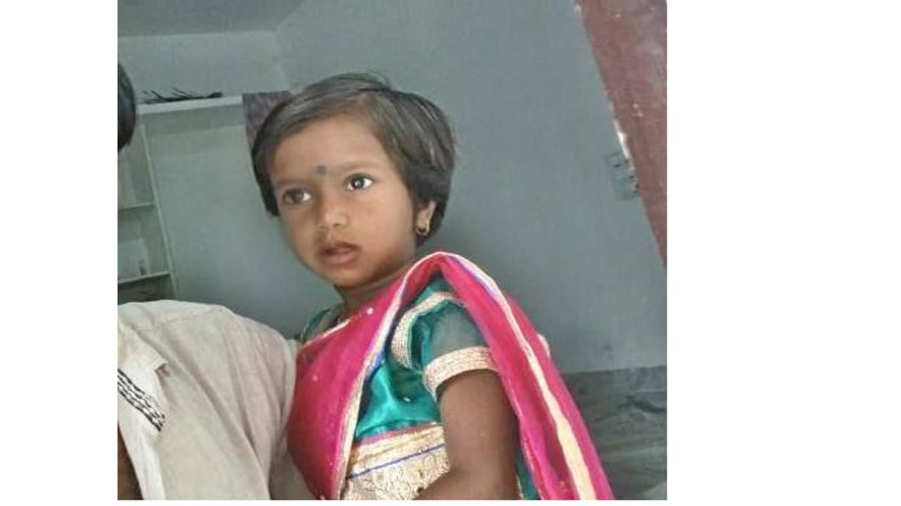 సలసల కాగే పప్పుచారులో పడి మూడేళ్ల చిన్నారి మృతి సలసల కాగే పప్పుచారులో పడి మూడేళ్ల చిన్నారి మృతి