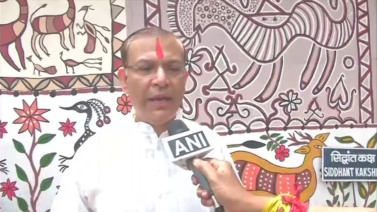 ಕೊಲೆ ಆರೋಪಿಗಳಿಗೆ ಹಾರ ಹಾಕಿ ಸನ್ಮಾನಿಸಿದ ಕೇಂದ್ರ ಸಚಿವ! ಕೊಲೆ ಆರೋಪಿಗಳಿಗೆ ಹಾರ ಹಾಕಿ ಸನ್ಮಾನಿಸಿದ ಕೇಂದ್ರ ಸಚಿವ!