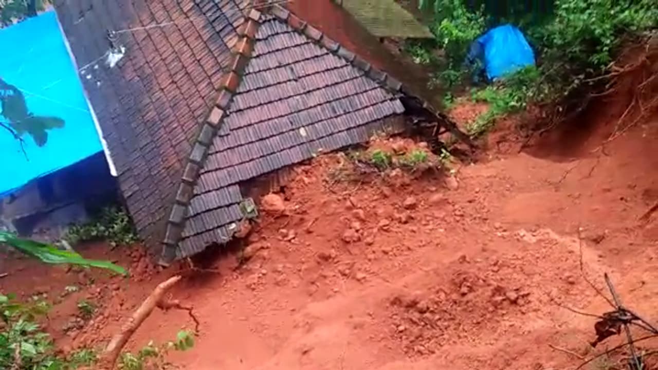 ಕರಾವಳಿಯಲ್ಲಿ ಕುಂಭದ್ರೋಣ : 3 ಸಾವು, ಶಾಲೆಗಳಿಗೆ ರಜೆ ಕರಾವಳಿಯಲ್ಲಿ ಕುಂಭದ್ರೋಣ : 3 ಸಾವು, ಶಾಲೆಗಳಿಗೆ ರಜೆ