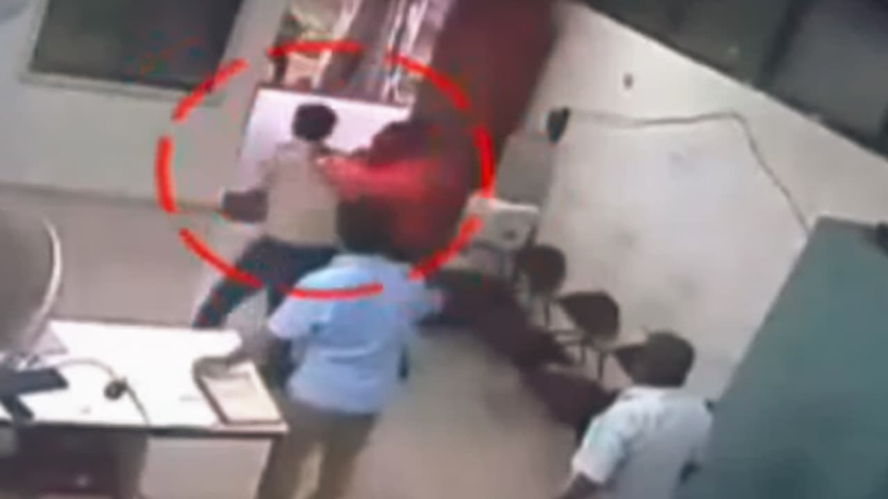 నో పార్కింగ్లో కారు.. వద్దన్న సెక్యూూరిటీ గార్డ్ని చితకబాదిన జేఎన్టీయూ ప్రొఫెసర్ నో పార్కింగ్లో కారు.. వద్దన్న సెక్యూూరిటీ గార్డ్ని చితకబాదిన జేఎన్టీయూ ప్రొఫెసర్