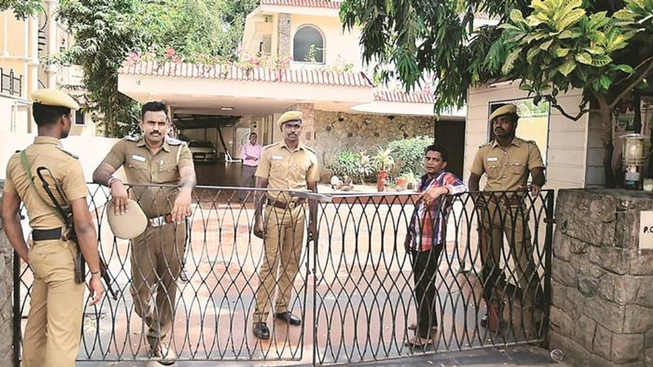 చిదంబరం ఇంట్లో చోరీ.. ఏం మాయమయ్యాయంటే.. ఫిర్యాదు వెనక్కి. చిదంబరం ఇంట్లో చోరీ.. ఏం మాయమయ్యాయంటే.. ఫిర్యాదు వెనక్కి.