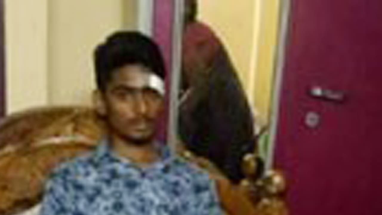 వేధింపులు భరించలేక విద్యార్ధి ఆత్మహత్యాయత్నం, విద్యార్ధి సంఘాల నిరసన వేధింపులు భరించలేక విద్యార్ధి ఆత్మహత్యాయత్నం, విద్యార్ధి సంఘాల నిరసన