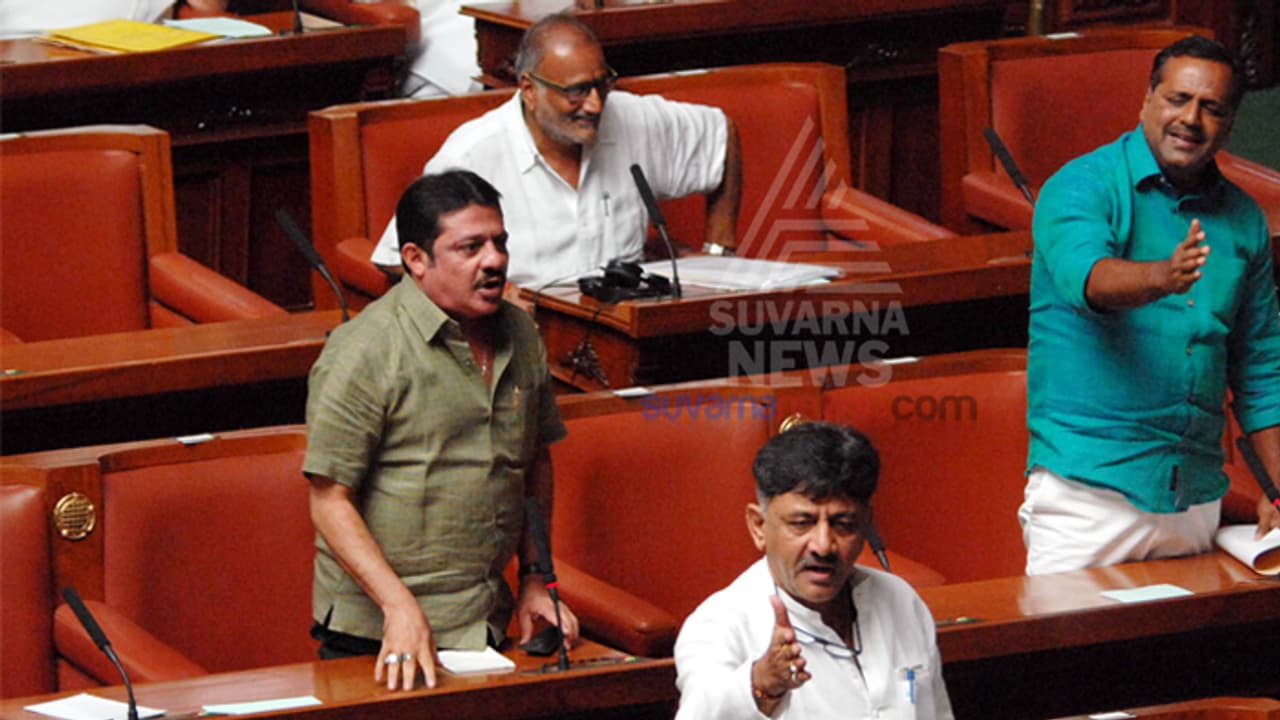 ಸದನದಲ್ಲೇ ಜಮೀರ್ ಅಹಮದ್ ಉಲ್ಟಾ ಪಲ್ಟಾ ಡ್ರೈವಿಂಗ್! ಸದನದಲ್ಲೇ ಜಮೀರ್ ಅಹಮದ್ ಉಲ್ಟಾ ಪಲ್ಟಾ ಡ್ರೈವಿಂಗ್!