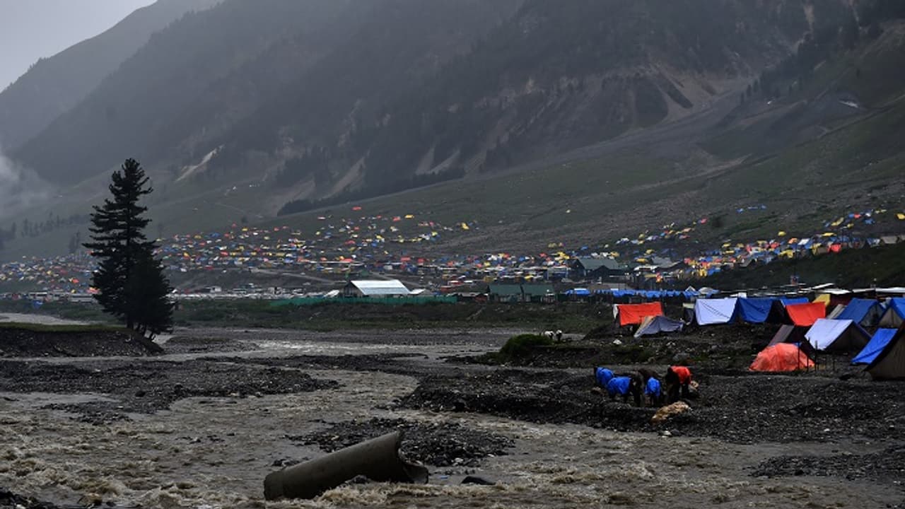 Sri Sri Ravi Shankar advises pilgrims to postpone Amarnath Yatra Sri Sri Ravi Shankar advises pilgrims to postpone Amarnath Yatra