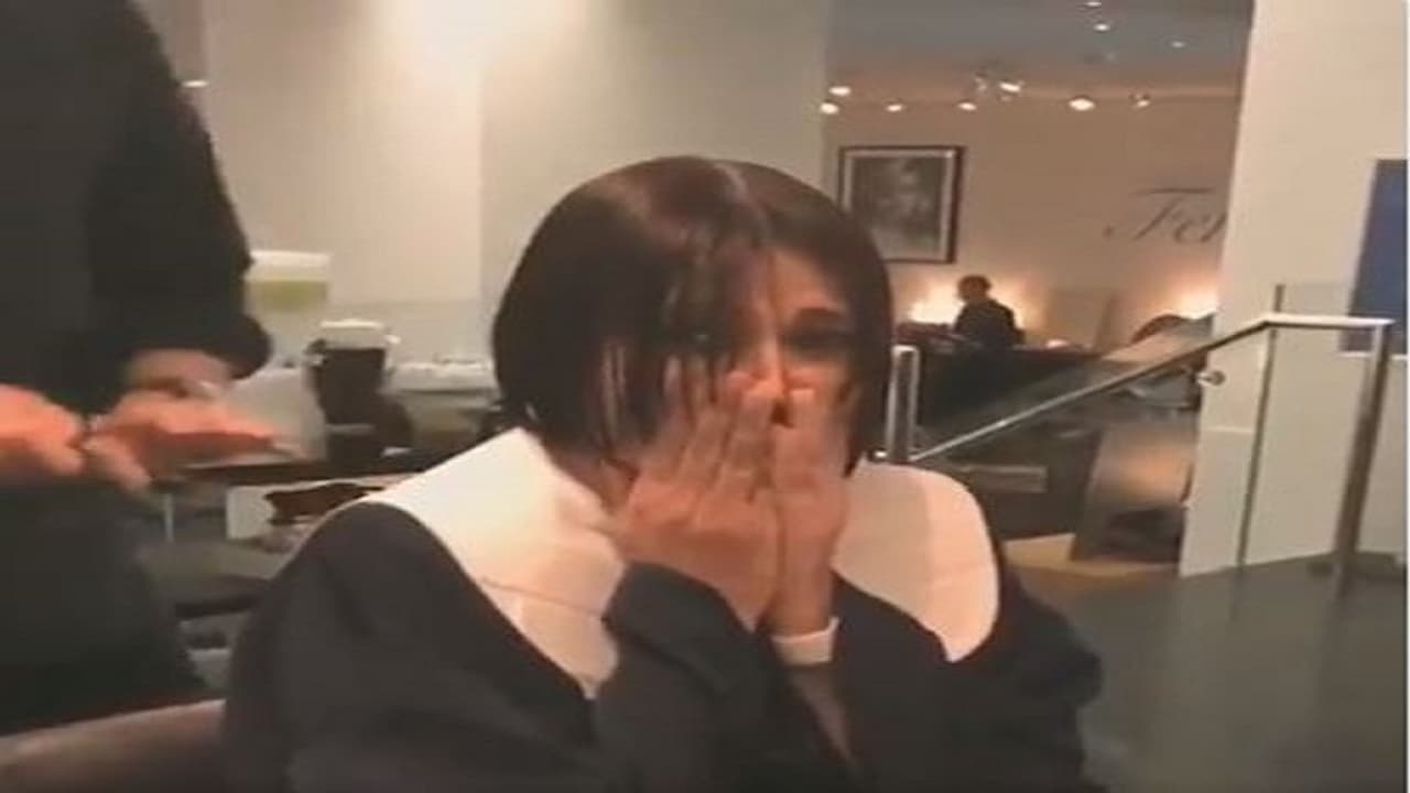 ತಲೆ ಕೂದಲು ಕತ್ತರಿಸುವ ವೇಳೆ ಸೋನಾಲಿ ಕಣ್ಣು ಒದ್ದೆ!