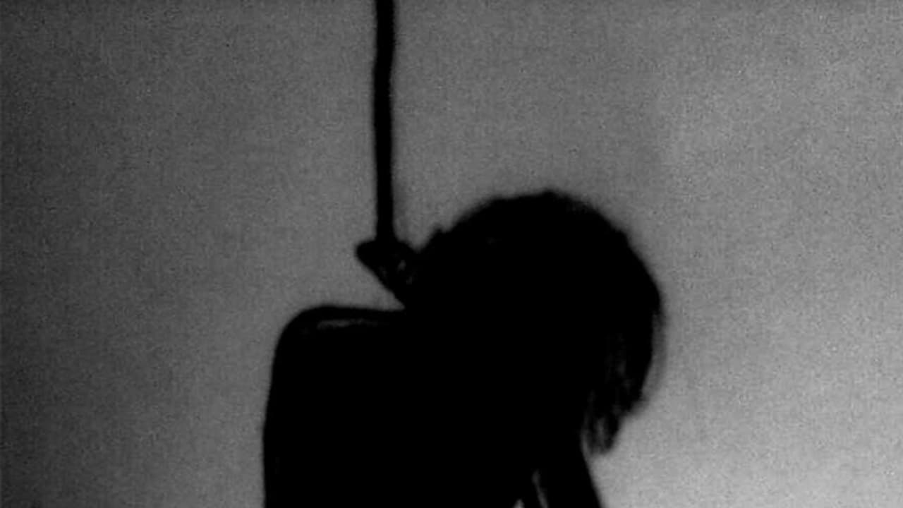 టీచర్ మోసం.. ప్రేమిస్తున్నానని యువకుడి వేధింపులు.. తట్టుకోలేక విద్యార్ధిని ఆత్మహత్య