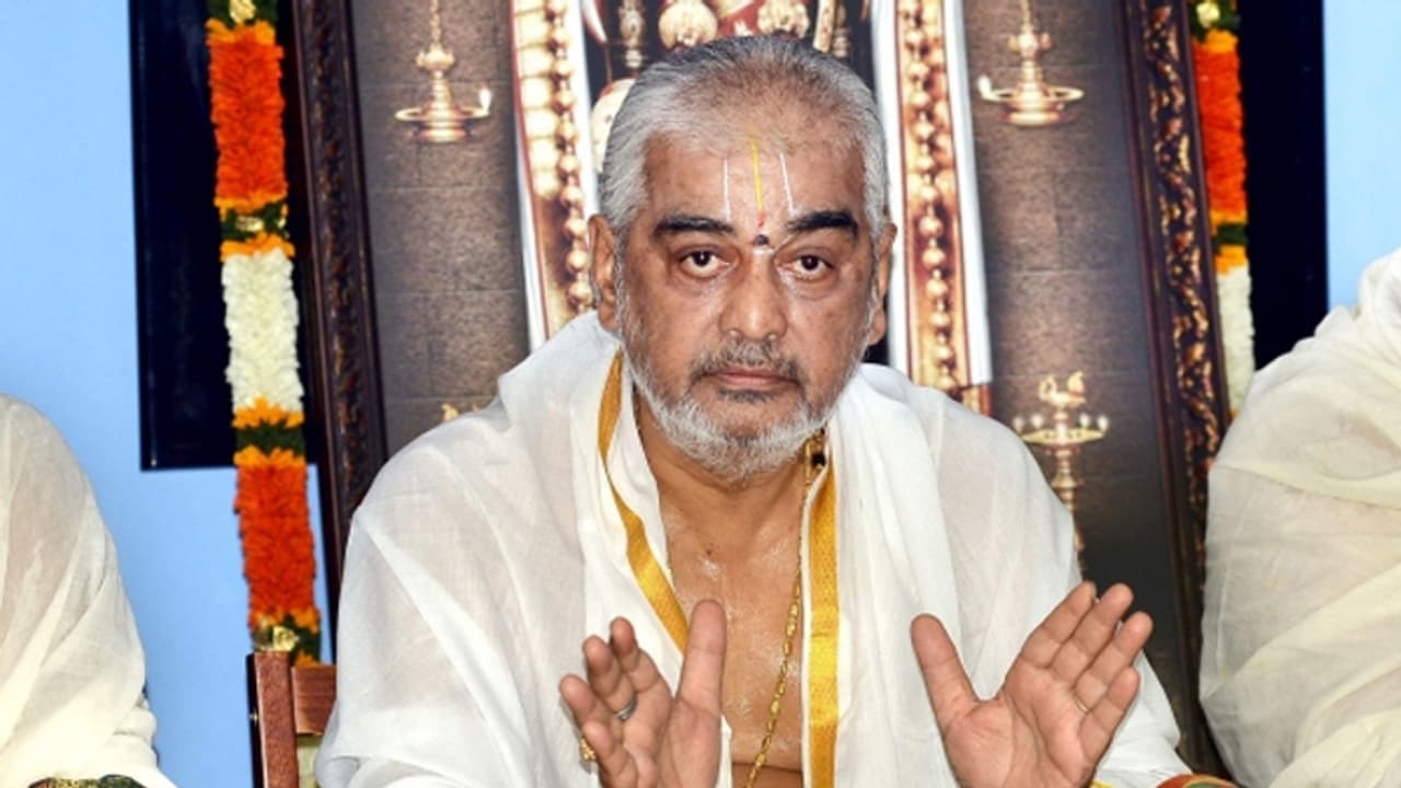 వజ్రం వ్యవహారం: డోలాయమానంలో రమణ దీక్షితులు పరిస్థితి వజ్రం వ్యవహారం: డోలాయమానంలో రమణ దీక్షితులు పరిస్థితి