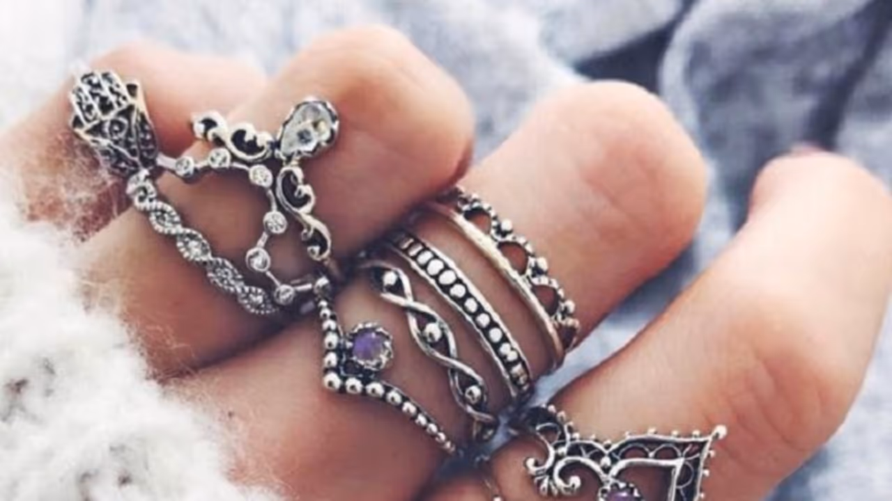 'இந்த' மோதிரங்களை அணிந்தால் உங்களுக்கு பணமும், நகையும் சேர்ந்து கொண்டே இருக்கும்! 'இந்த' மோதிரங்களை அணிந்தால் உங்களுக்கு பணமும், நகையும் சேர்ந்து கொண்டே இருக்கும்!