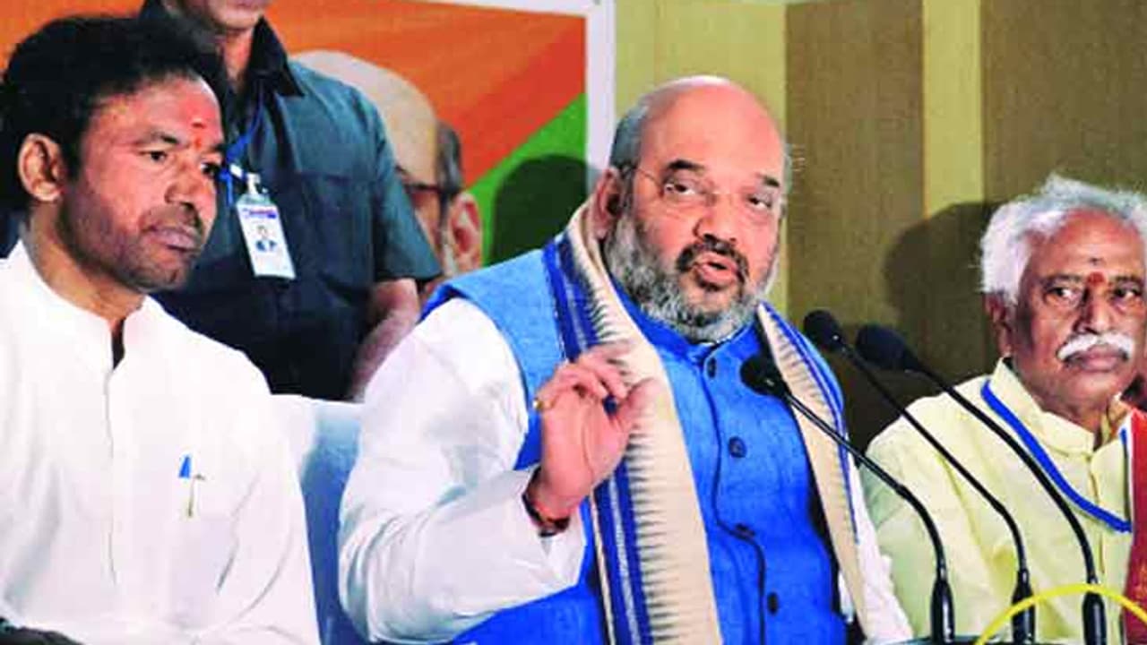 ದಲಿತರ ಹೆಸರಿನ ರಾಜಕಾರಣ, ರಾಹುಲ್ಗೆ ಶಾ ಟ್ವೀಟ್ ಬಾಣ ದಲಿತರ ಹೆಸರಿನ ರಾಜಕಾರಣ, ರಾಹುಲ್ಗೆ ಶಾ ಟ್ವೀಟ್ ಬಾಣ