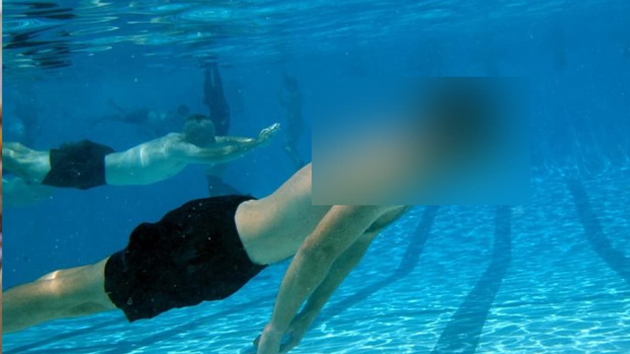 హాలీడేకి సింగపూర్.. స్విమ్మింగ్పూల్లో .. కూతురు ఎదురుగా సిగ్గులేని పని హాలీడేకి సింగపూర్.. స్విమ్మింగ్పూల్లో .. కూతురు ఎదురుగా సిగ్గులేని పని