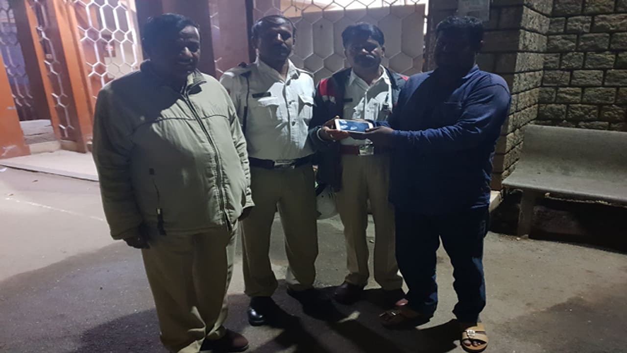 ಸಂಚಾರಿ ಪೊಲೀಸರ ಪ್ರಾಮಾಣಿಕತೆ ಭಲೇ ಭಲೇ!