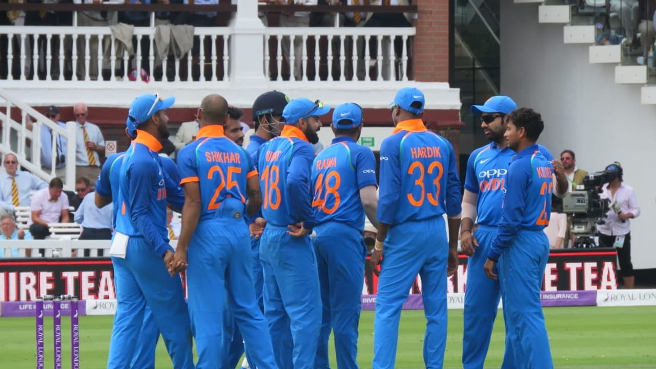 2ನೇ ಏಕದಿನ: ಭಾರತದ ಗೆಲುವಿಗೆ 323 ರನ್ ಟಾರ್ಗೆಟ್ ನೀಡಿದ ಇಂಗ್ಲೆಂಡ್ 2ನೇ ಏಕದಿನ: ಭಾರತದ ಗೆಲುವಿಗೆ 323 ರನ್ ಟಾರ್ಗೆಟ್ ನೀಡಿದ ಇಂಗ್ಲೆಂಡ್