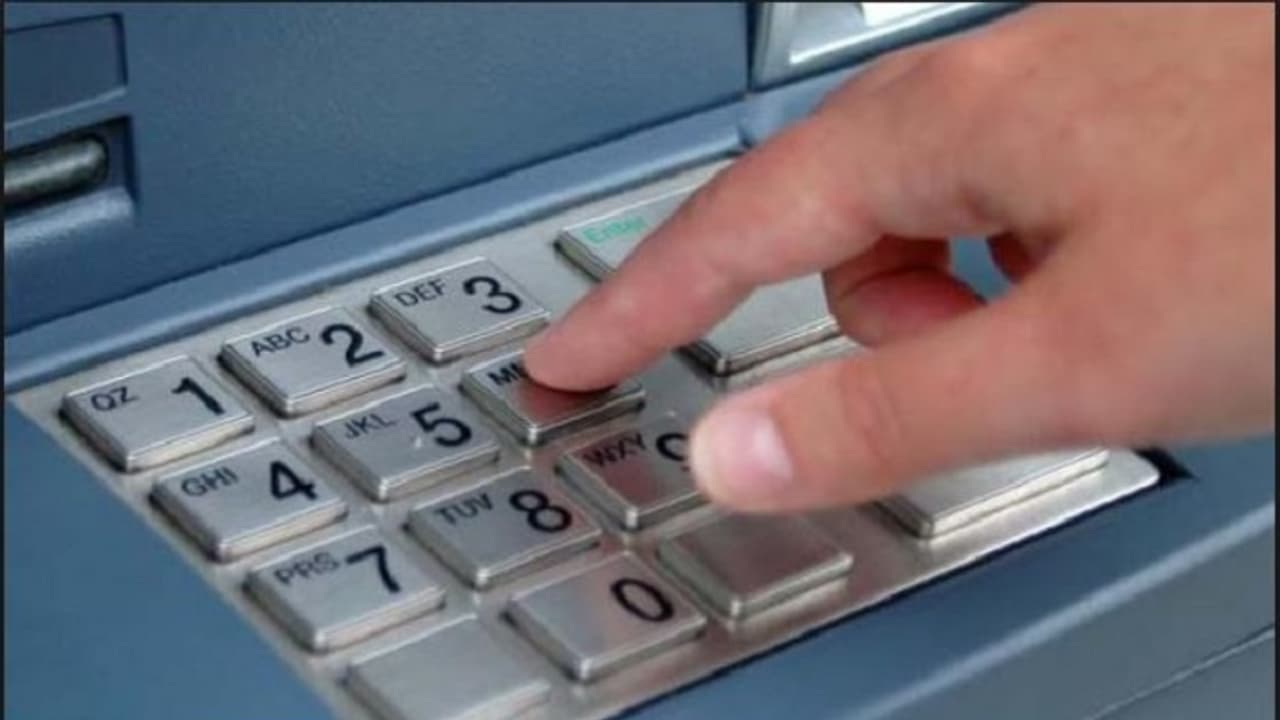 ಎಟಿಎಂ ಬಳಕೆದಾರರೇ ಎಚ್ಚರ : ನಿಮ್ಮ ಹಣದ ಮೇಲಿದೆ ಕಳ್ಳರ ಕಣ್ಣು ಎಟಿಎಂ ಬಳಕೆದಾರರೇ ಎಚ್ಚರ : ನಿಮ್ಮ ಹಣದ ಮೇಲಿದೆ ಕಳ್ಳರ ಕಣ್ಣು