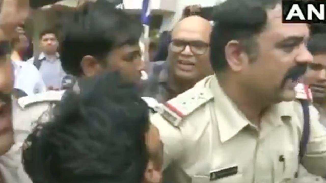 పెళ్లి కోసం 12 గంటలపాటు మోడల్ నిర్భంధం: నిందితుడిని చెప్పులతో కొట్టిన మహిళలు(వీడియో) పెళ్లి కోసం 12 గంటలపాటు మోడల్ నిర్భంధం: నిందితుడిని చెప్పులతో కొట్టిన మహిళలు(వీడియో)