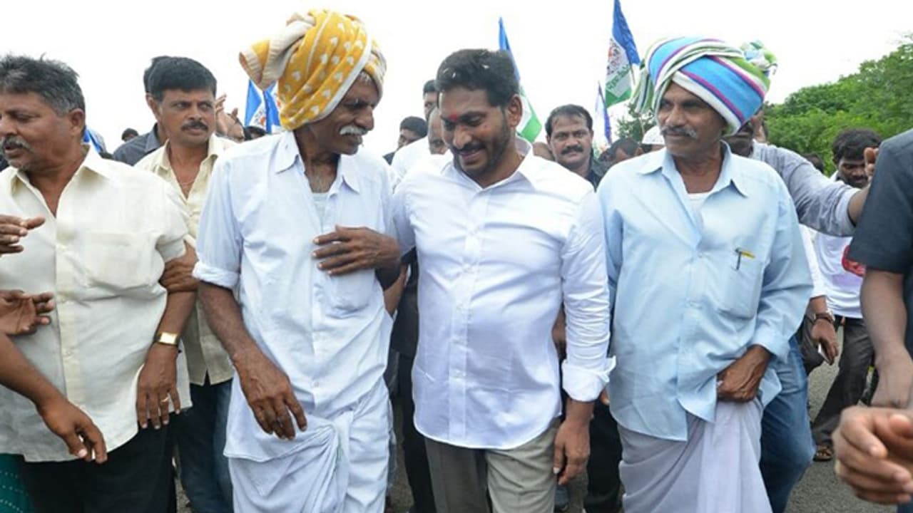 జగన్ పాదయాత్రకు వర్షం ఆటంకం.. రేపటికి వాయిదా జగన్ పాదయాత్రకు వర్షం ఆటంకం.. రేపటికి వాయిదా