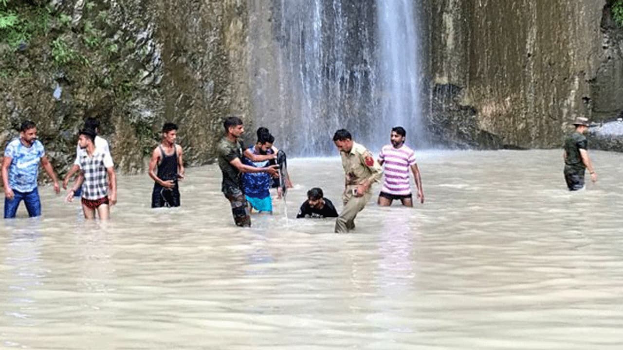 ಜಲಪಾತದಲ್ಲಿ ಸ್ನಾನ ಮಾಡುತ್ತಿದ್ದವರ ಮೇಲೆ ಬಂಡೆ ಉರುಳಿ 7 ಸಾವು ಜಲಪಾತದಲ್ಲಿ ಸ್ನಾನ ಮಾಡುತ್ತಿದ್ದವರ ಮೇಲೆ ಬಂಡೆ ಉರುಳಿ 7 ಸಾವು