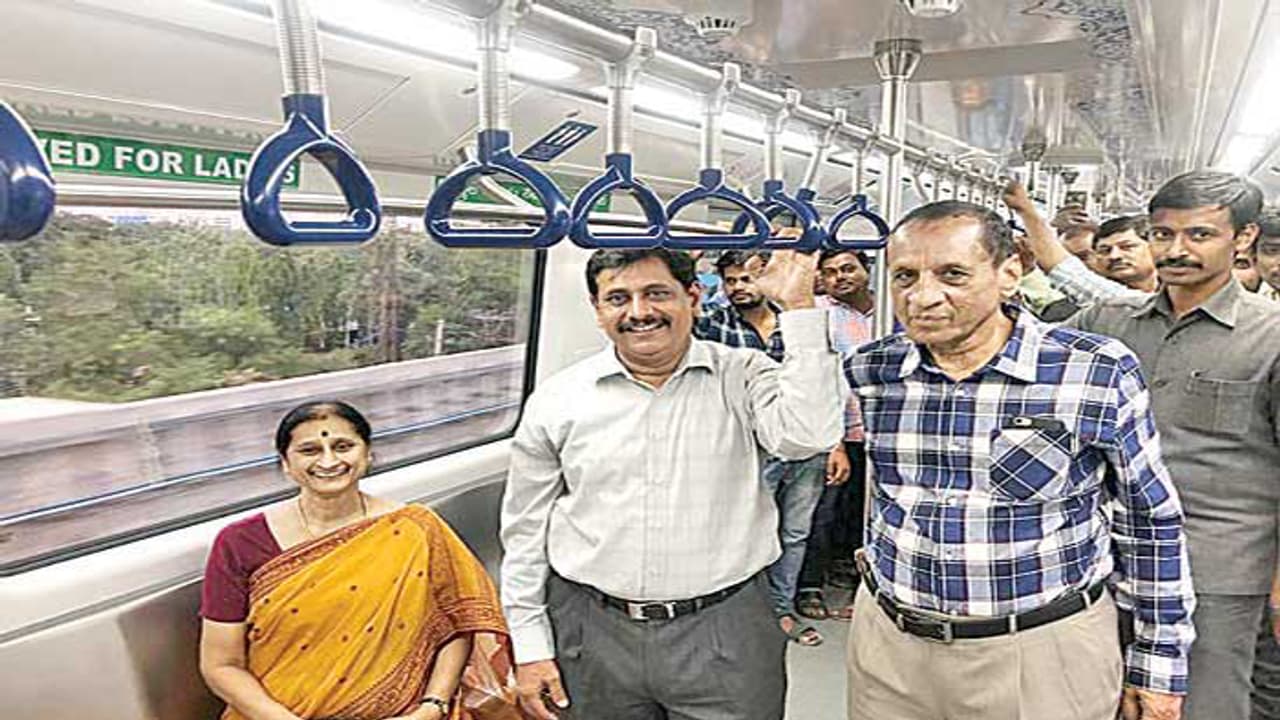 ఎలాంటి సెక్యురిటీ లేకుండా.. మెట్రోలో పర్యటించిన గవర్నర్ దంపతులు ఎలాంటి సెక్యురిటీ లేకుండా.. మెట్రోలో పర్యటించిన గవర్నర్ దంపతులు