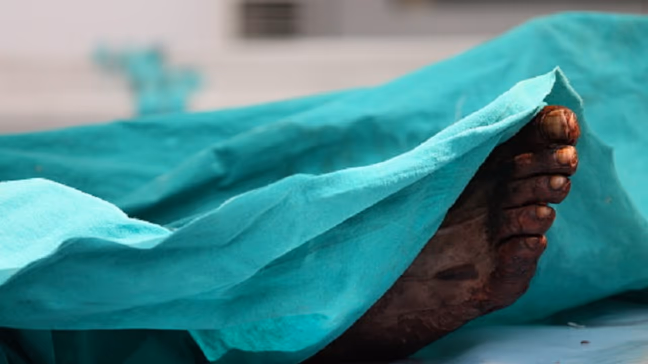 Karnataka: Helpless man lives with wife's corpse for 5 days in Karwar