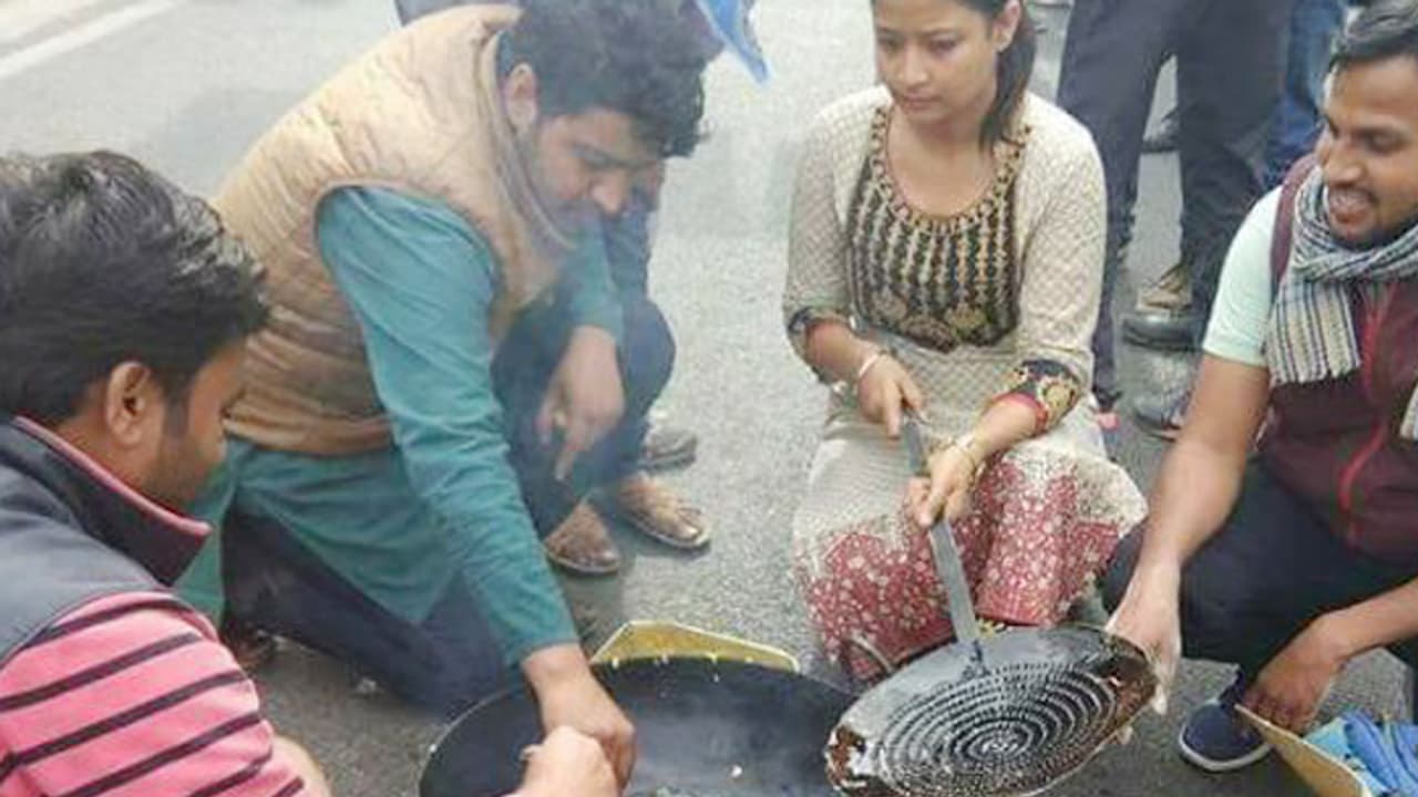 క్యాంపస్లోనే పకోడీలు: హస్టల్ నుండి విద్యార్ధి గెంటివేత, ఫైన్ క్యాంపస్లోనే పకోడీలు: హస్టల్ నుండి విద్యార్ధి గెంటివేత, ఫైన్