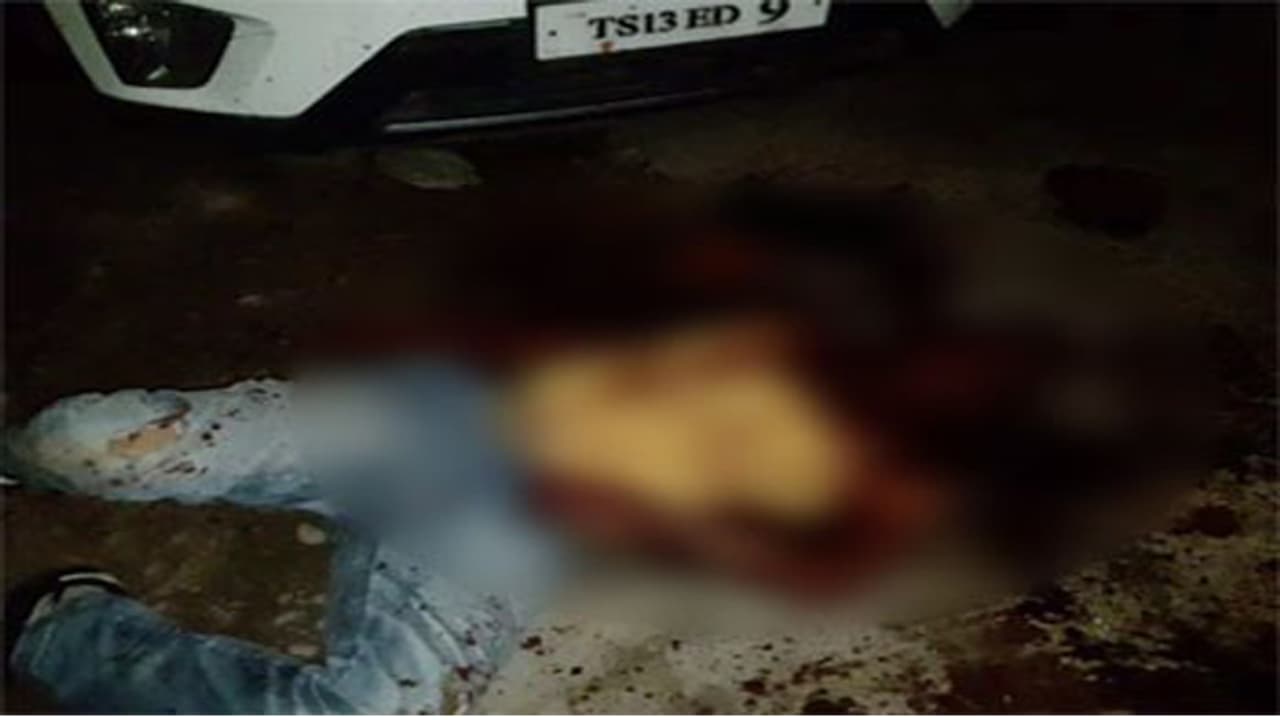 కళ్లలో కారంకొట్టి, కత్తితో దాడిచేసి, బండరాయితో మోది ఓ వ్యక్తి హత్య కళ్లలో కారంకొట్టి, కత్తితో దాడిచేసి, బండరాయితో మోది ఓ వ్యక్తి హత్య