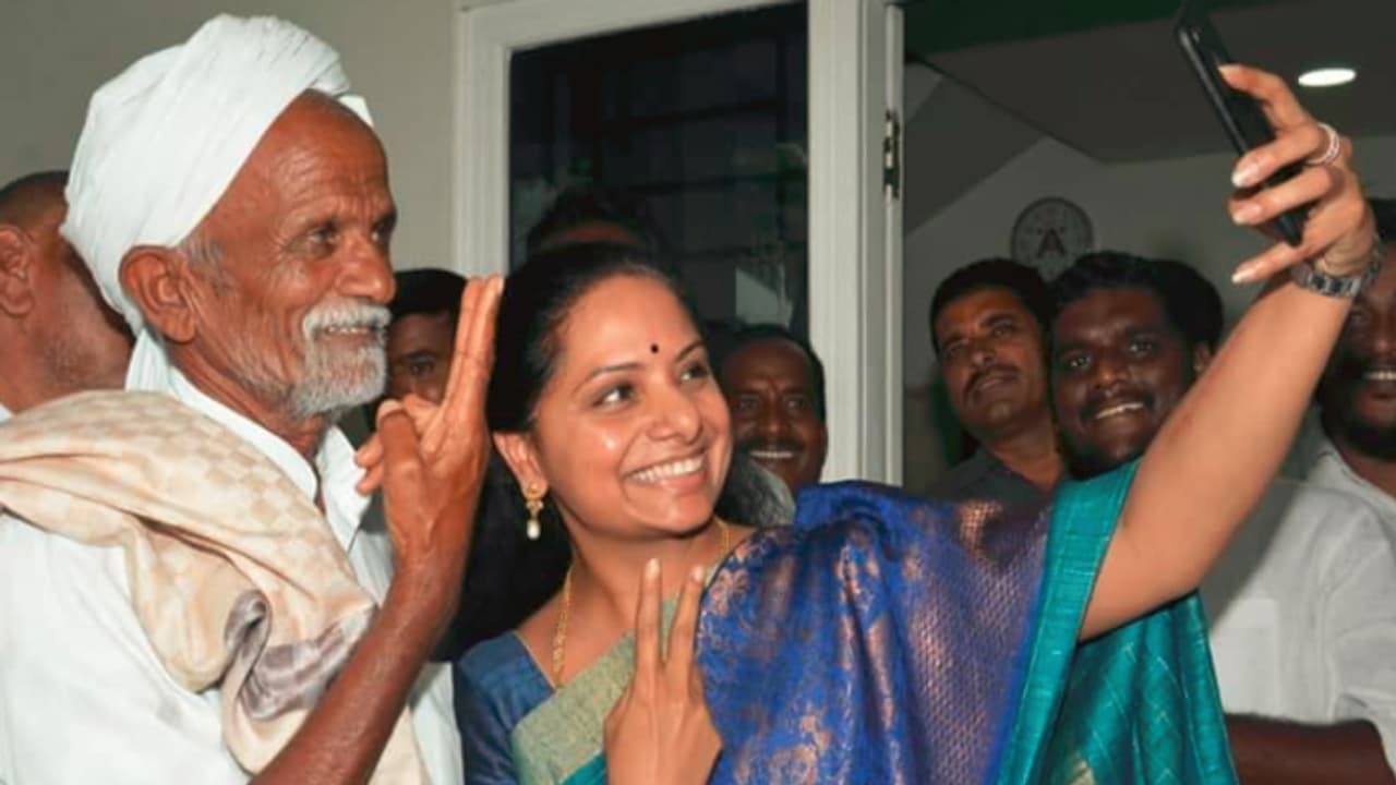 కట్లకుంట సర్పంచ్ తో కల్వకుంట వారి ఆడపడుచు కట్లకుంట సర్పంచ్ తో కల్వకుంట వారి ఆడపడుచు