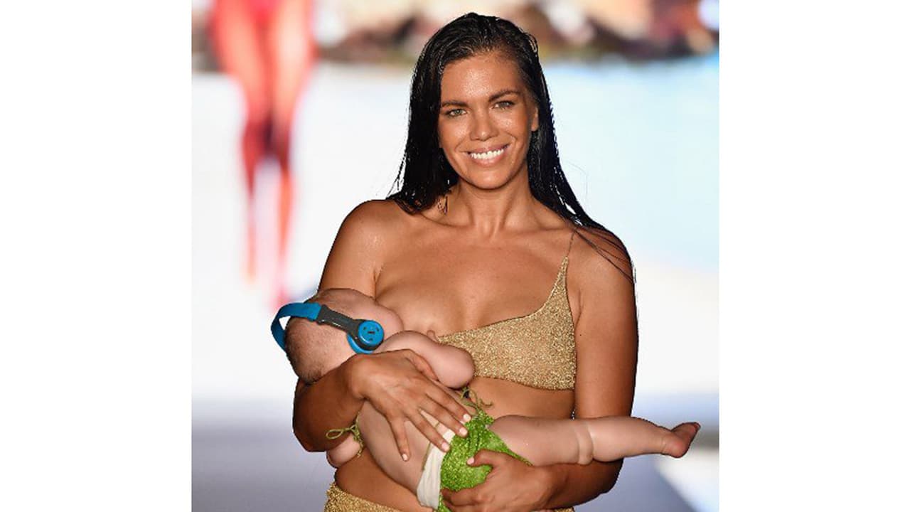 ಕ್ಯಾಟ್ವಾಕ್ ಮಾಡುತ್ತಲೇ ಸ್ತನ್ಯಪಾನ ಮಾಡಿಸಿದ ಮಾಡೆಲ್ ಕ್ಯಾಟ್ವಾಕ್ ಮಾಡುತ್ತಲೇ ಸ್ತನ್ಯಪಾನ ಮಾಡಿಸಿದ ಮಾಡೆಲ್