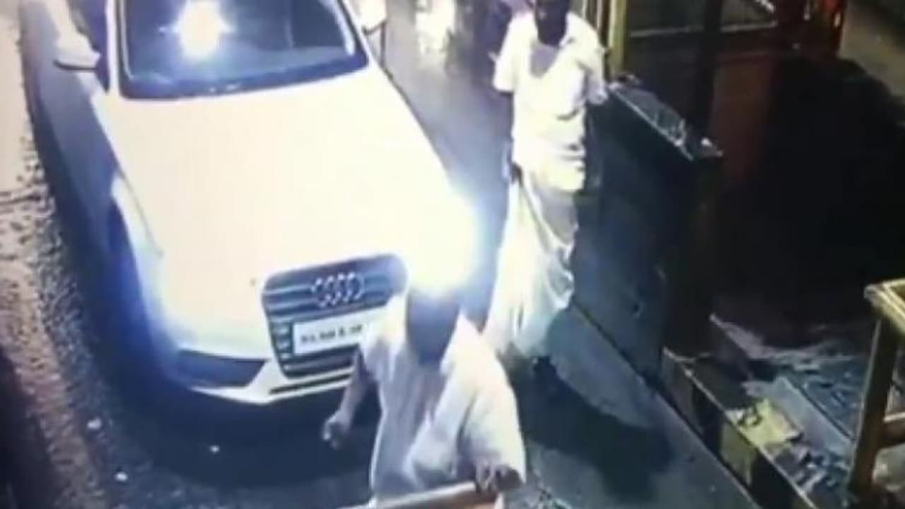 నన్నే టోల్ అడుగుతావా..? టోల్ప్లాజా బారికేడ్లను విరగ్గొట్టిన ఎమ్మెల్యే..? (వీడియో) నన్నే టోల్ అడుగుతావా..? టోల్ప్లాజా బారికేడ్లను విరగ్గొట్టిన ఎమ్మెల్యే..? (వీడియో)