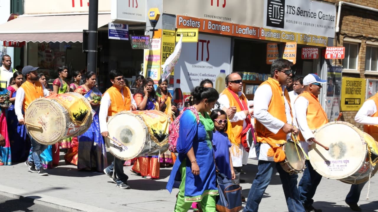 లండన్ వీధుల్లో ఊరేగిన బోనం లండన్ వీధుల్లో ఊరేగిన బోనం
