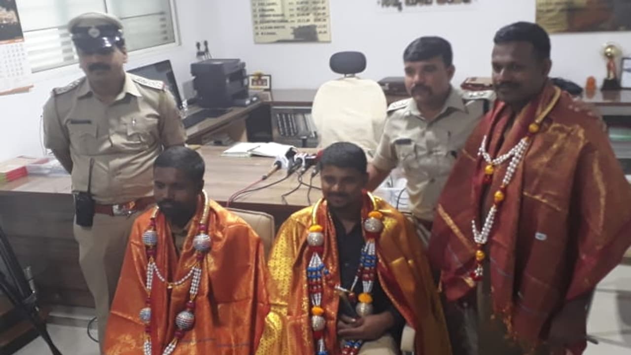 ಮಾನವೀಯತೆ ಮೆರೆದ ಆಟೋ ಚಾಲಕರಿಗೆ ಚೆನ್ನಣ್ಣನವರ್ ನಗದು ಬಹುಮಾನ ಮಾನವೀಯತೆ ಮೆರೆದ ಆಟೋ ಚಾಲಕರಿಗೆ ಚೆನ್ನಣ್ಣನವರ್ ನಗದು ಬಹುಮಾನ