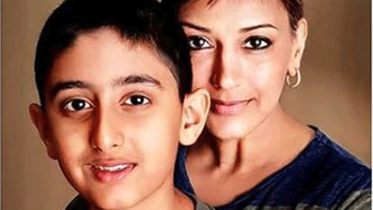 ಕ್ಯಾನ್ಸರ್ ನಿಂದ ಬಳಲುತ್ತಿರುವ ಸೊನಾಲಿಗೆ ಜೀವನ ಸ್ಫೂರ್ತಿ ತುಂಬುತ್ತಿರುವುದೇನು.? ಕ್ಯಾನ್ಸರ್ ನಿಂದ ಬಳಲುತ್ತಿರುವ ಸೊನಾಲಿಗೆ ಜೀವನ ಸ್ಫೂರ್ತಿ ತುಂಬುತ್ತಿರುವುದೇನು.?