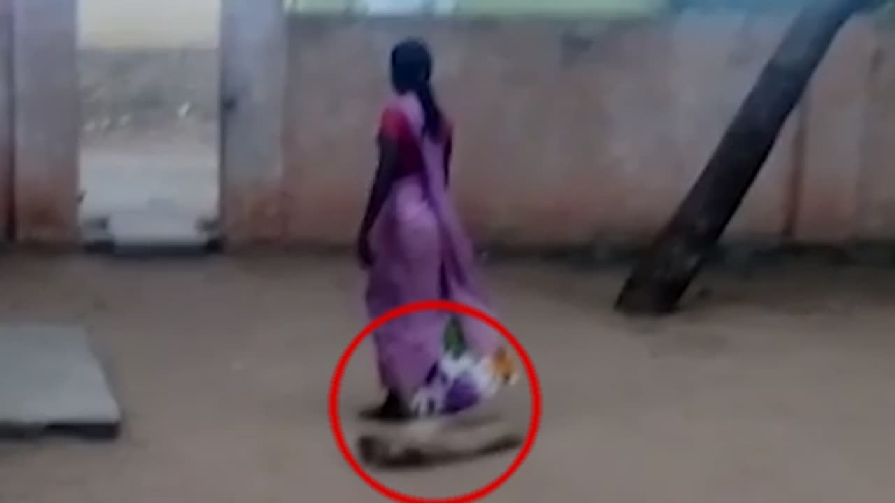 తల్లిదండ్రులు విధించిన శిక్ష.. అమ్మాయి కాలికి మొద్దును కట్టారు తల్లిదండ్రులు విధించిన శిక్ష.. అమ్మాయి కాలికి మొద్దును కట్టారు