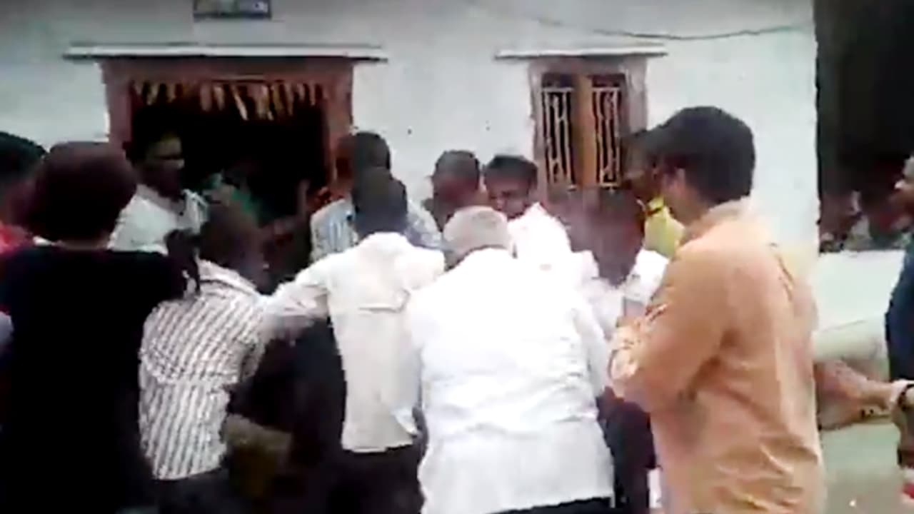 8 ఏళ్ల బాలికపై అత్యాచారం చేసిన టీచర్... చితకబాదిన గ్రామస్తులు (వీడియో) 8 ఏళ్ల బాలికపై అత్యాచారం చేసిన టీచర్... చితకబాదిన గ్రామస్తులు (వీడియో)