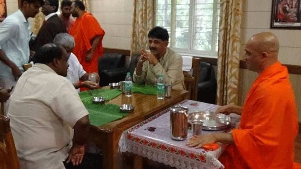 ಆದಿಚುಂಚನಗಿರಿ ಶ್ರೀಗಳೊಂದಿಗೆ ಎಚ್ ಡಿಕೆ ಬ್ರದರ್ಸ್ ಡಿಕೆಶಿ ರಹಸ್ಯ ಚರ್ಚೆ