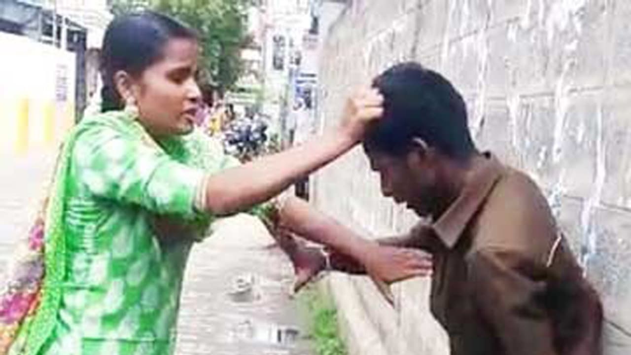 భర్త చేతిపై పచ్చబొట్టు.. ఉతికి పారేసిన భార్య భర్త చేతిపై పచ్చబొట్టు.. ఉతికి పారేసిన భార్య