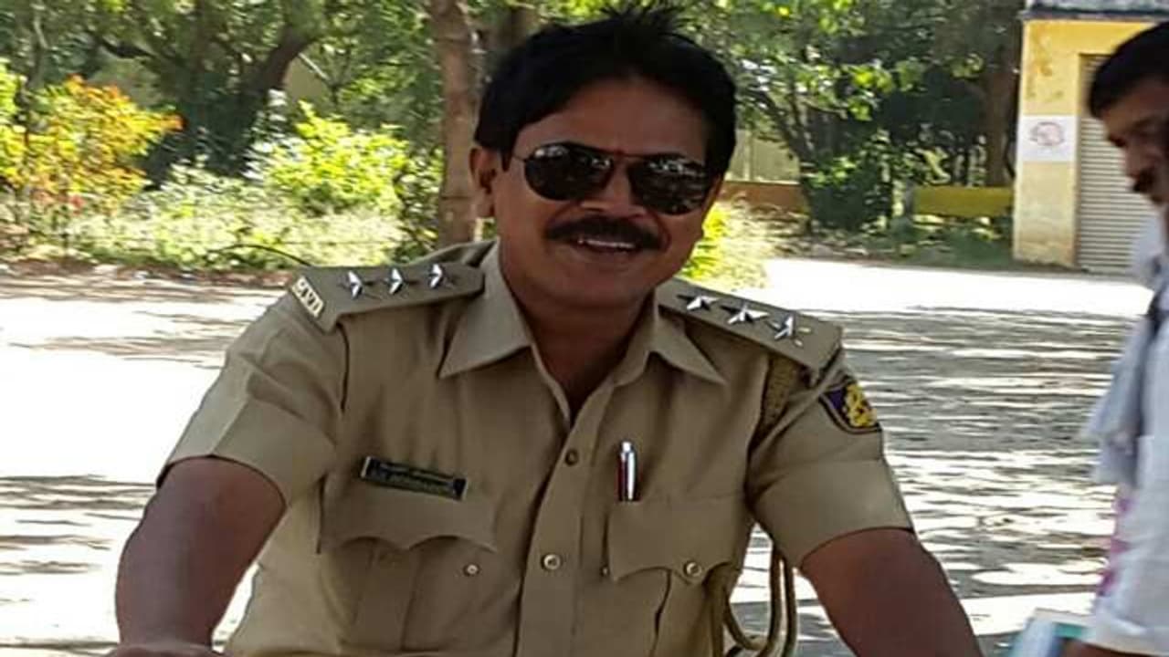 ಡಿವೈಡರ್ ಗೆ ಕಾರು ಡಿಕ್ಕಿ : ಆರ್ ಟಿ ಓ ಇನ್ಸ್ ಪೆಕ್ಟರ್ ಸ್ಥಳದಲ್ಲೇ ಸಾವು