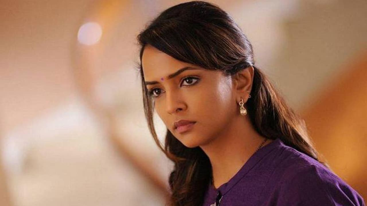 మంచు లక్ష్మీ ట్వీట్ పై నెటిజన్లు ఫైర్! మంచు లక్ష్మీ ట్వీట్ పై నెటిజన్లు ఫైర్!