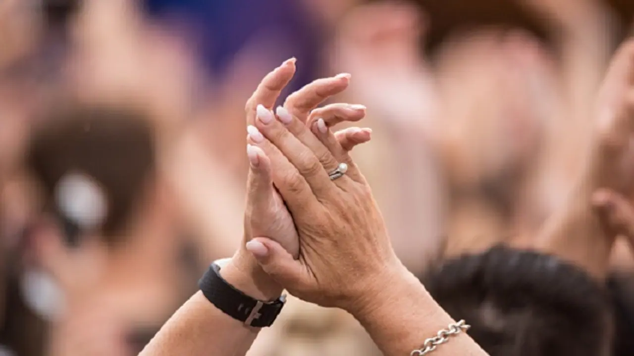 Thali Bajao: From Deepika Padukone to Akshay Kumar to Sudeep: Celebs step out to clap for coronavirus warriors