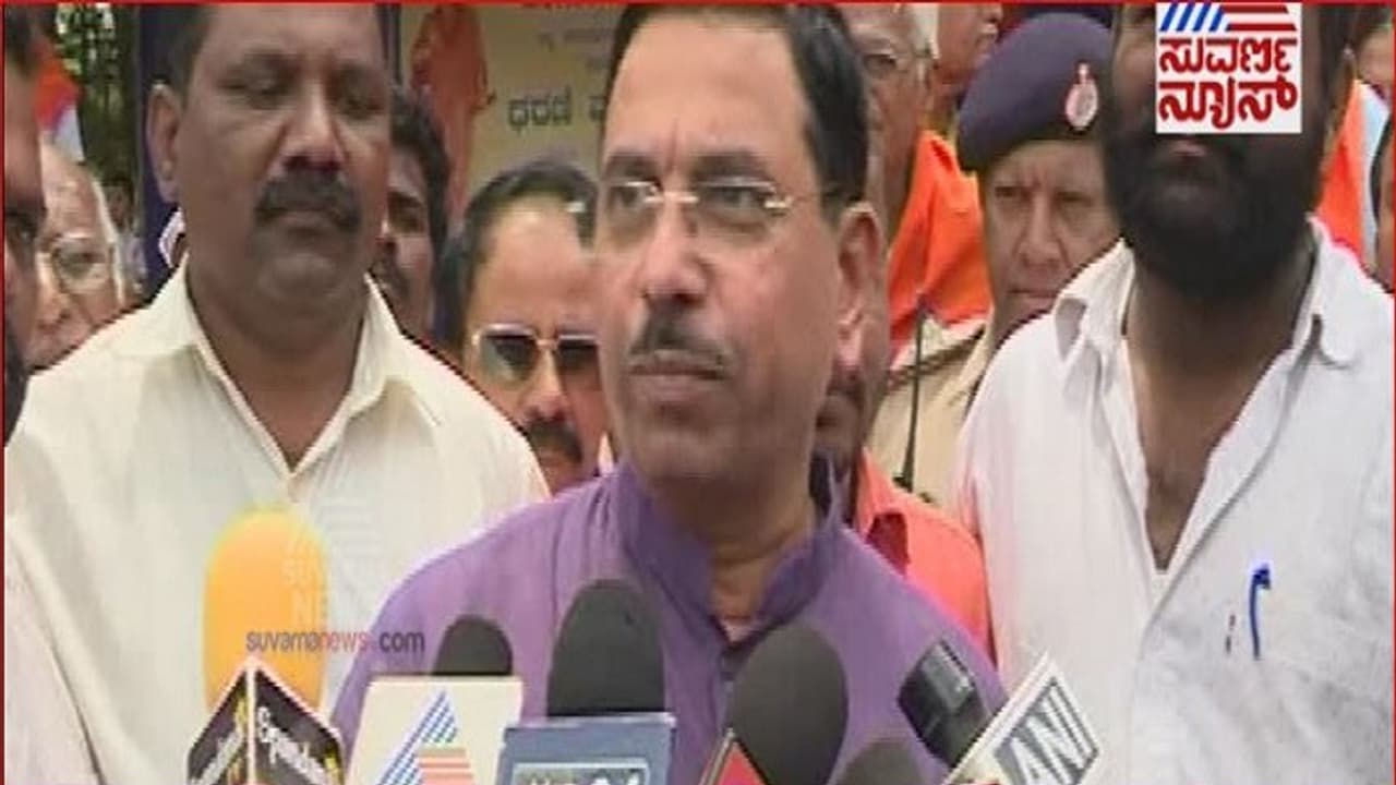 ಲೋಕಸಭೆ ಗೌರವ ಕುಂದಿಸಿದ ರಾಹುಲ್: ಪ್ರಹ್ಲಾದ್ ಜೋಷಿ! ಲೋಕಸಭೆ ಗೌರವ ಕುಂದಿಸಿದ ರಾಹುಲ್: ಪ್ರಹ್ಲಾದ್ ಜೋಷಿ!