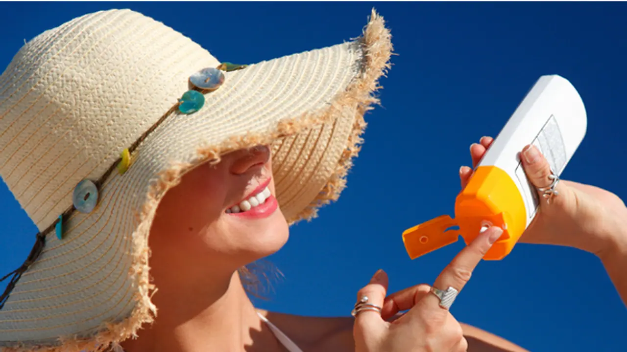 গরমে সানস্ক্রিন ব্যবহার না করলেই নয়, আবার মাখলেই ঘেমে যাচ্ছেন? দূর করুন এই সমস্যা গরমে সানস্ক্রিন ব্যবহার না করলেই নয়, আবার মাখলেই ঘেমে যাচ্ছেন? দূর করুন এই সমস্যা