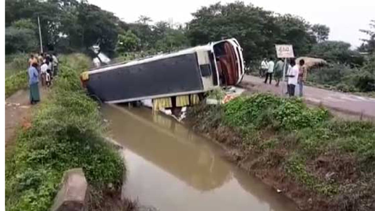 అదుపుతప్పి పంటకాలువలో బోల్తాపడిన ట్రావెల్స్ బస్సు అదుపుతప్పి పంటకాలువలో బోల్తాపడిన ట్రావెల్స్ బస్సు